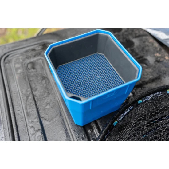 Cutie Preston 4pt Bait Tub, Blue-black