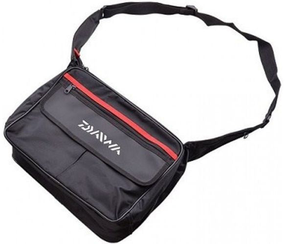 GEANTA DAIWA UMAR NEAGRA 35X15X36CM