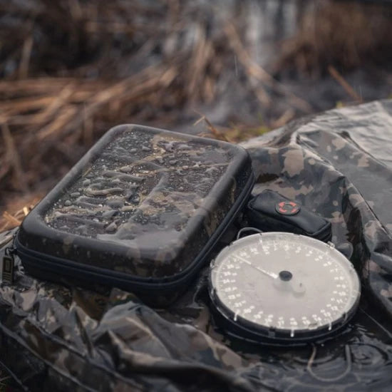 Husa Pentru Cantar  Nash Subterfuge Hi Protect Scales Pouch 2025 6cm (h) X 30cm (w) X 18cm (d)