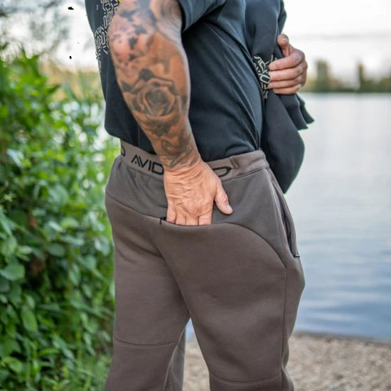 Pantaloni Avid Compound Joggers Brown, Marime S